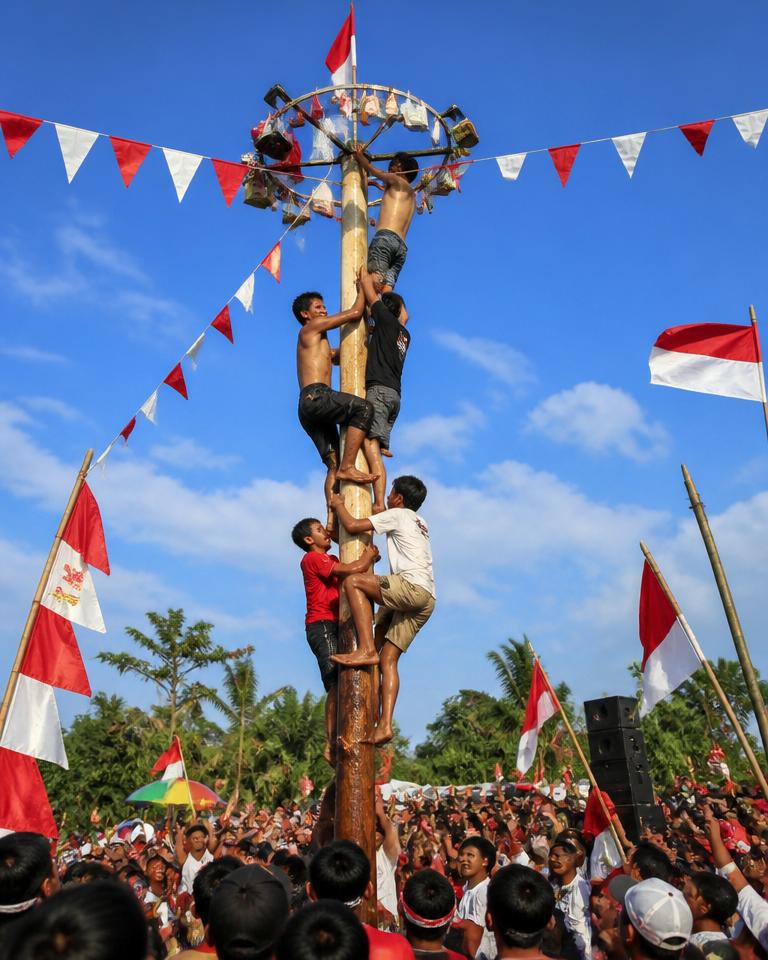 LOMBA PANJAT PINANG